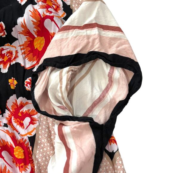 Steve Madden Kimono Wrap - Beautiful Black/White w/ Vibrant Red/Orange Flowers - Picture 8 of 10